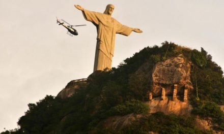 Missa no Rio homenageia os mais de 100 mil mortos por covid-19