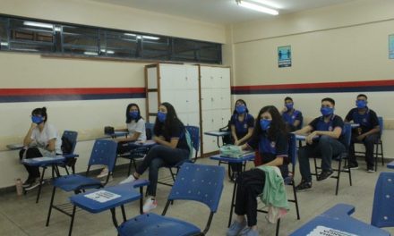 Mais de 100 mil alunos da rede pública voltam às aulas nesta segunda em Manaus