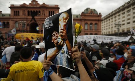 Argentinos se despedem de Diego Maradona em velório na Casa Rosada
