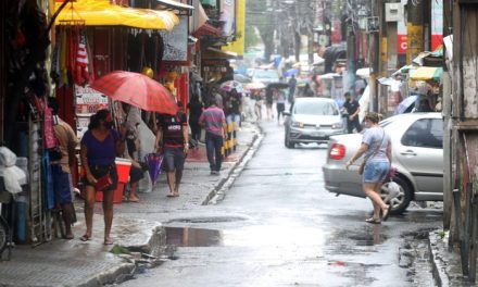 Mesmo com chuva, a venda de sombrinhas, capas e guarda-chuvas ainda não esquentou