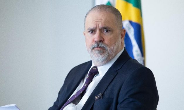 Aras: Bolsonaro permanecer no Planalto caso perca é ‘afronta à democracia’