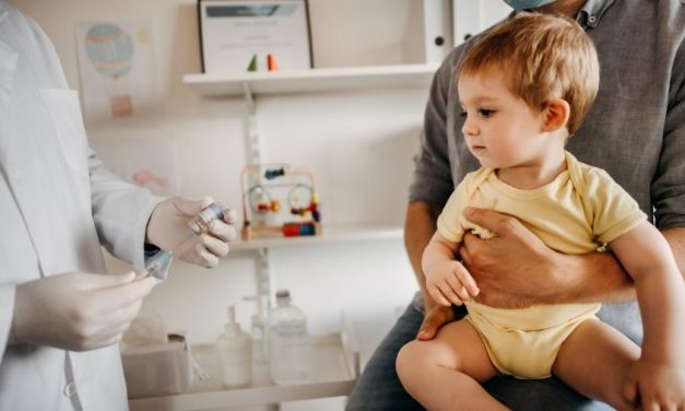 Saúde abre consulta para vacinar bebês; ‘demora intencional’, dizem médicos