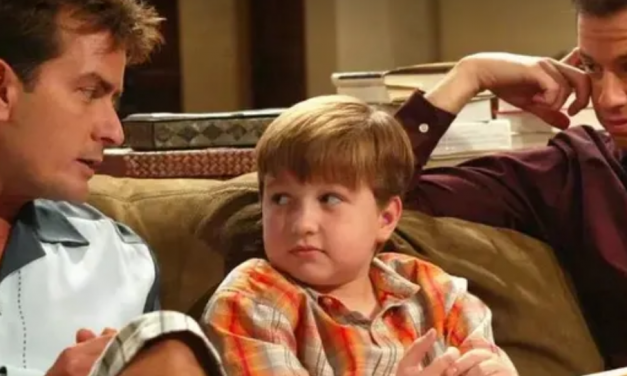 Estrela mirim de ‘Two and a Half Men’ é clicada irreconhecível em Los Angeles