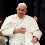 Saúde do Papa está melhorando, mas ele permanecerá dentro de casa por cautela, diz Vaticano