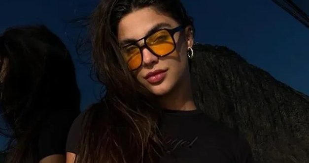 Gabriela Versiani passeia de iate no Rio e posa em frente e verso